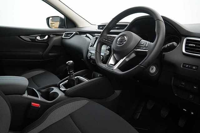 Nissan Qashqai 1.3 DIG-T 140 Acenta Premium with Sat Nav and Rear Camera