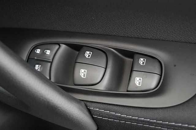 Nissan Qashqai 1.3 DIG-T 140 Acenta Premium with Sat Nav and Rear Camera