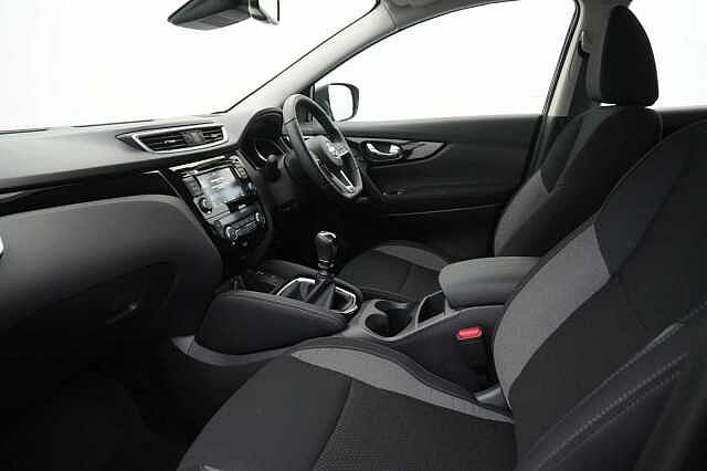 Nissan Qashqai 1.3 DIG-T 140 Acenta Premium with Sat Nav and Rear Camera