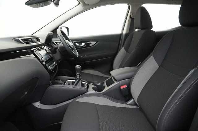 Nissan Qashqai 1.3 DIG-T 140 Acenta Premium with Sat Nav and Rear Camera