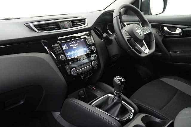 Nissan Qashqai 1.3 DIG-T 140 Acenta Premium with Sat Nav and Rear Camera