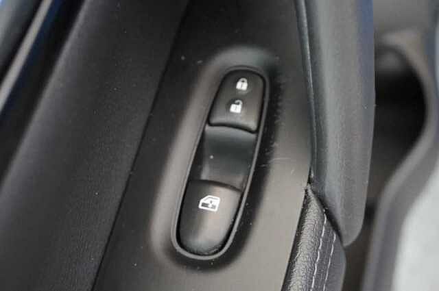Nissan Qashqai 1.3 DIG-T 140 Acenta Premium with Sat Nav and Rear Camera